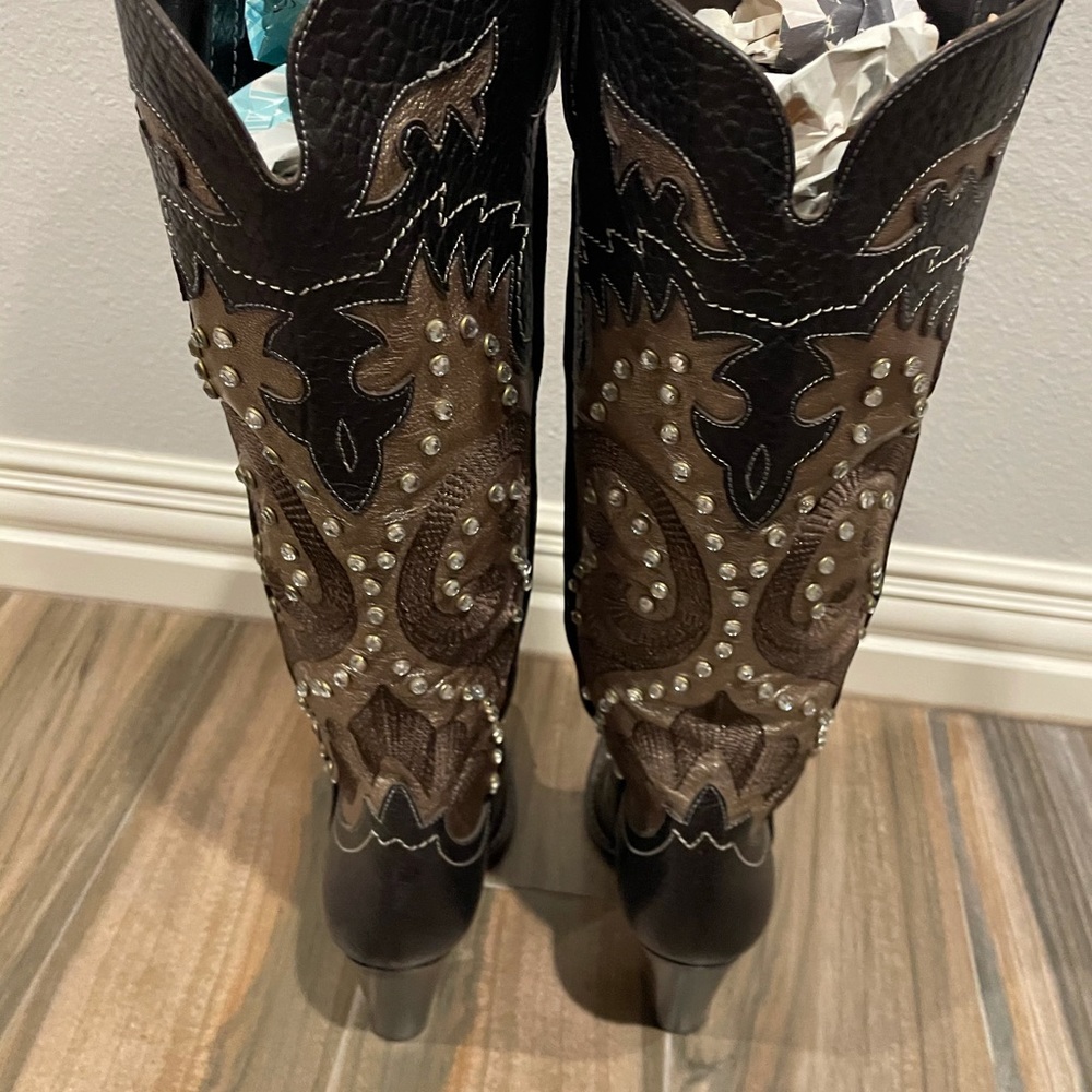 Beautiful boots - Picture 3 of 5